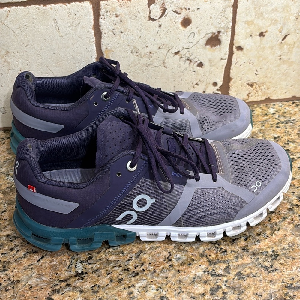 Women’s size 8 OnCloud runners